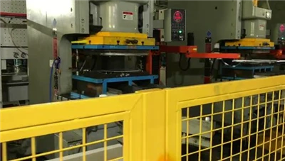 Meneliti keadaan dan arah pengembangan robot stamping